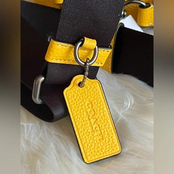 CB929 - Coach Hudson Small Pack - Picture 7 of 13